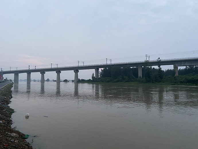 穿城而过的孟姜女河,水距离桥沿最高处不足10公分,即将漫过桥面.