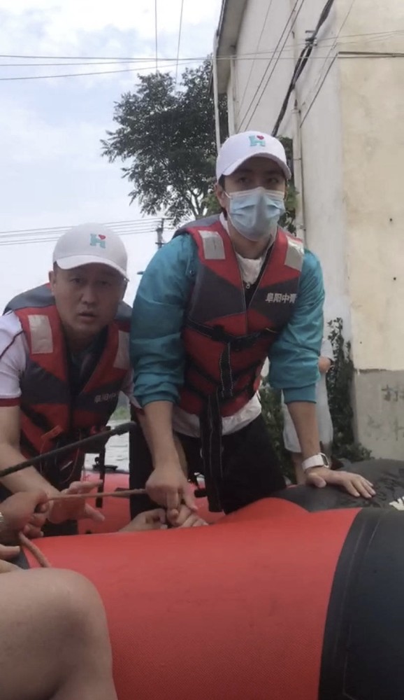 多图王一博河南灾区涉水救援网友爱了