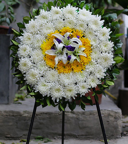 花圈怎么送:送花圈什么时候最合适,送花圈的讲究有哪些?_腾讯新闻