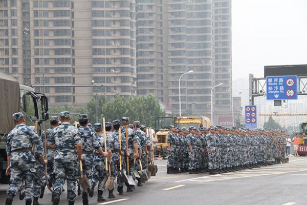 河南多地遭遇持续强降雨后,驻豫空军部队争分夺秒投入防汛抢险和灾后