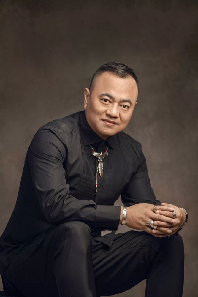 赵本山的得力助手张家豪去酒吧消遣,不小心刮蹭一辆豪车,车主狮子大