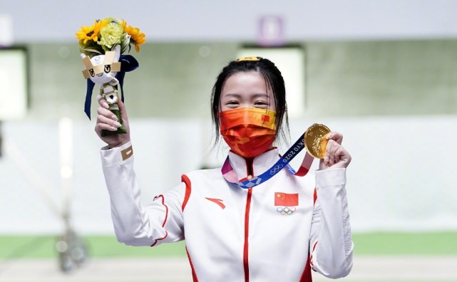 为何获得东京奥运会首金的杨倩,在领奖台上双手比心?本人作出回应