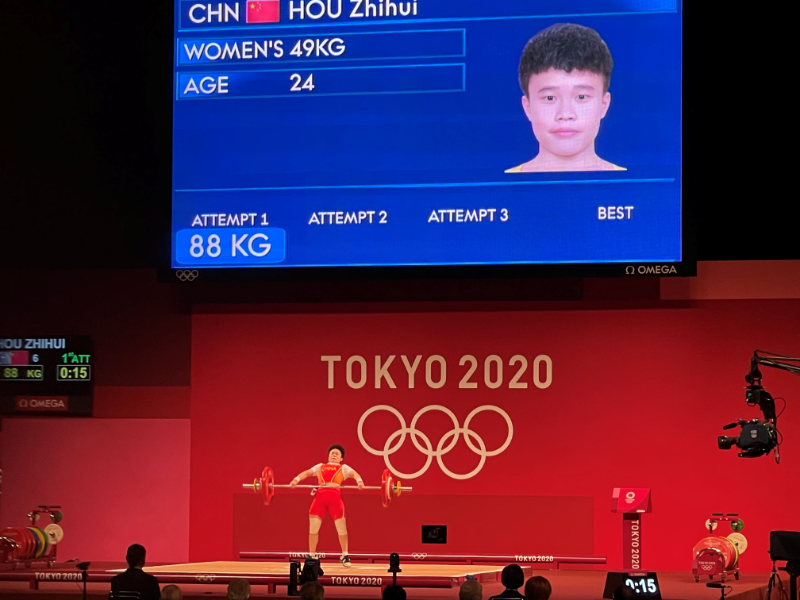 侯志慧抓举开把88公斤，轻松成功