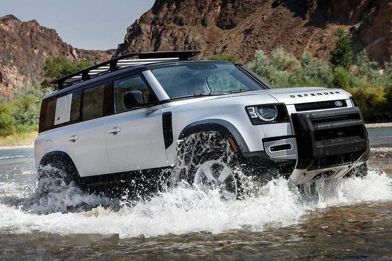 这3款越野车堪称水陆两用，涉水深度最深近1米，下水如开船