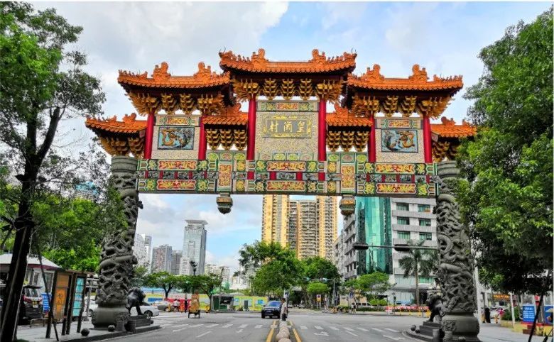 看了那么多牌坊,皇岗村的牌坊的确是豪气外露.