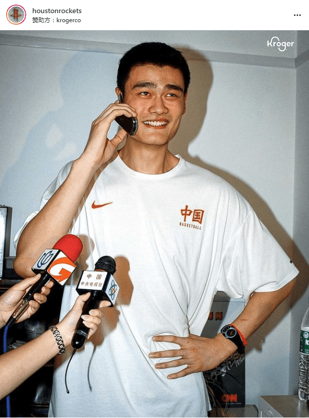 火箭官推晒出了一张姚明二十年前的旧照,这张照片记录下了姚明在被