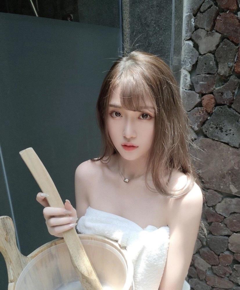 不过不说别的,腐团儿这颜值确实挺高,也挺白～当然