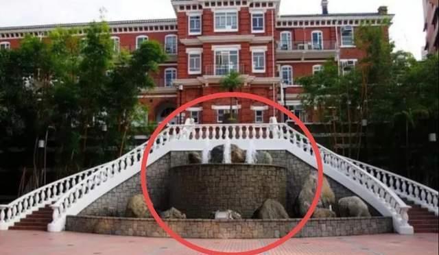 楼内气氛诡异.楼梯曲折错落,扶手采用的是柳木,正是做棺材常用的木材.