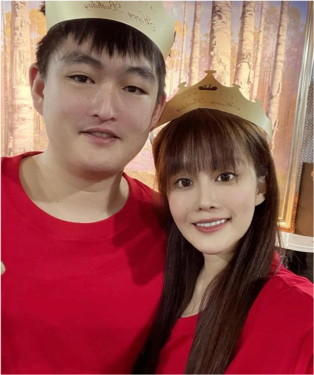 赵本山女儿被求婚成功男友送硕大钻戒抢眼场面浪漫感人