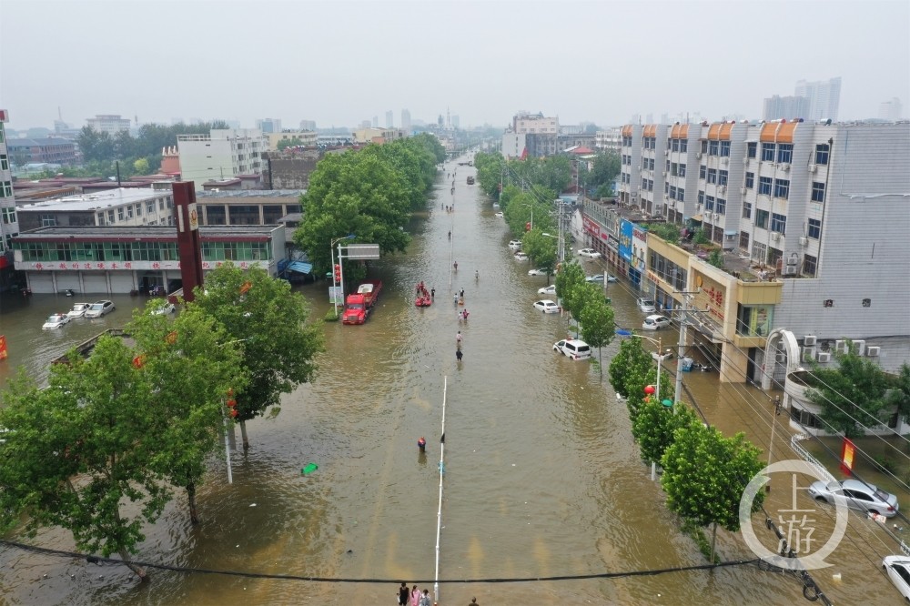 航拍洪水围困的卫辉市:天气放晴,部分路段积水未退反涨