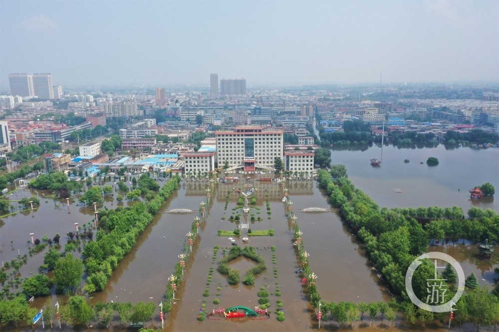 航拍洪水围困的卫辉市天气放晴部分路段积水未退反涨