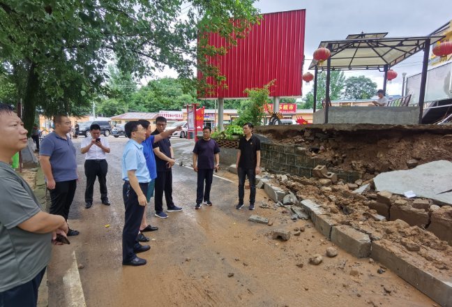 县政府办主任郭伟民,县防汛抗旱指挥部副指挥长,县应急局局长张增强及