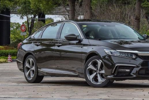 从18万多降至14万起，车长近5米完胜迈腾，一箱油轻松跑1000公里！