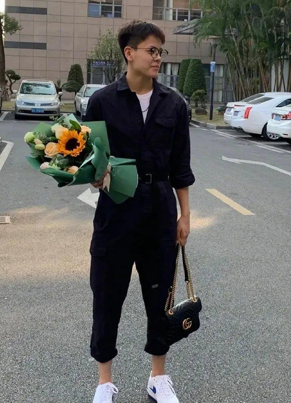 照片中杨舒予长发的时候看起来真的很温柔,完全就是可爱的甜妹!