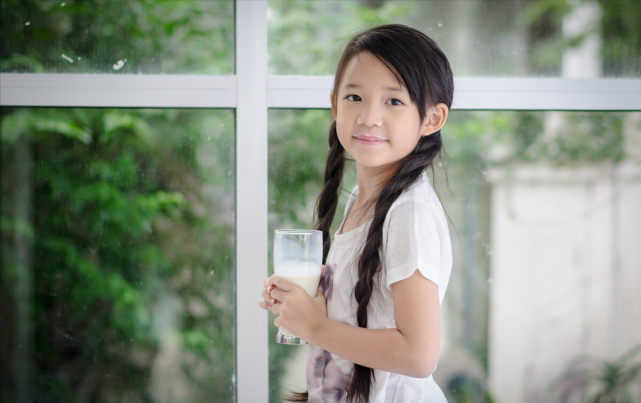 7岁女童连续两年睡前喝奶,身高仅100公分,儿科医生:无知毁掉孩子