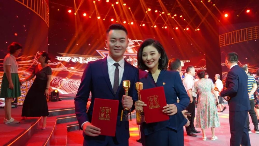 首届天府金话筒十佳播音主持"苏丹丹荣获苏丹丹和龙治宇双双斩获大奖!