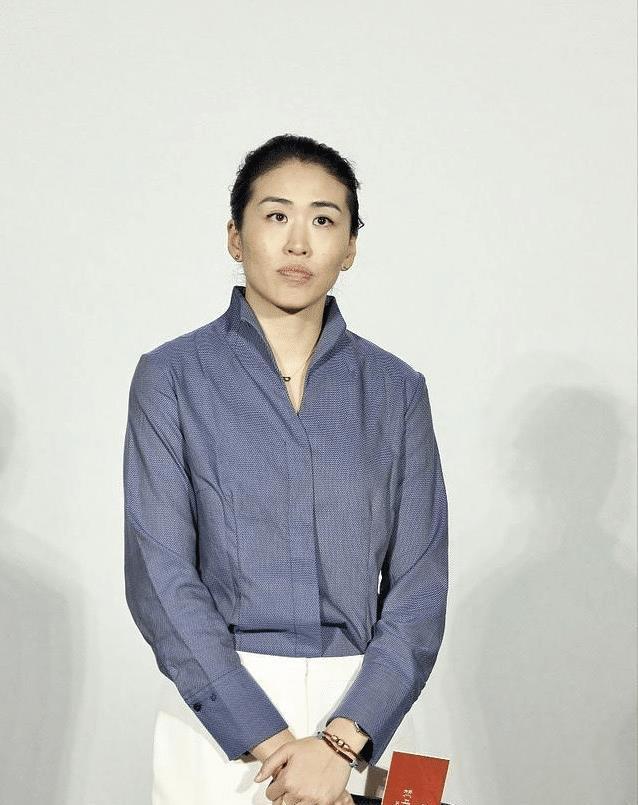 郎平女儿不仅有一种气质骨子里还挺帅气的穿衬衫干练似教练