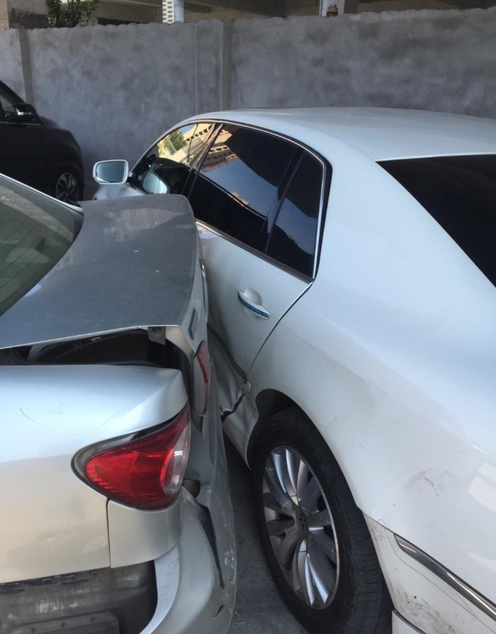 倒霉！倒车撞到破大众，被迫赔2万折损费，老司机教你如何倒车