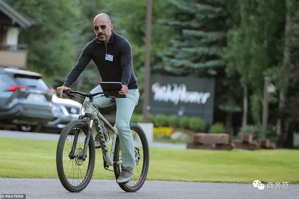 扎克伯格穿200块拖鞋参加聚会暴露了世界最有钱人穿衣规则