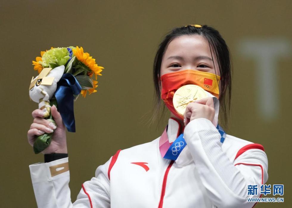 当日,在东京奥运会射击女子10米气步枪决赛中,中国选手杨倩夺冠,赢得