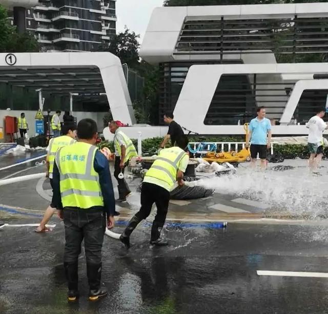 郑州一高档小区地下车库被淹，业主保守估计车辆损失在1个多亿