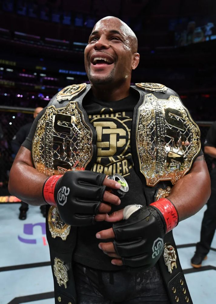 尤尔-罗梅罗国籍:古巴奥运项目:自由式摔跤出生在古巴,因虔诚地信仰