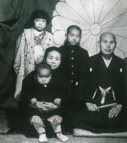 他自称"天皇正统",说自己是后醍醐天皇的后代,讽刺当时的裕仁天皇只