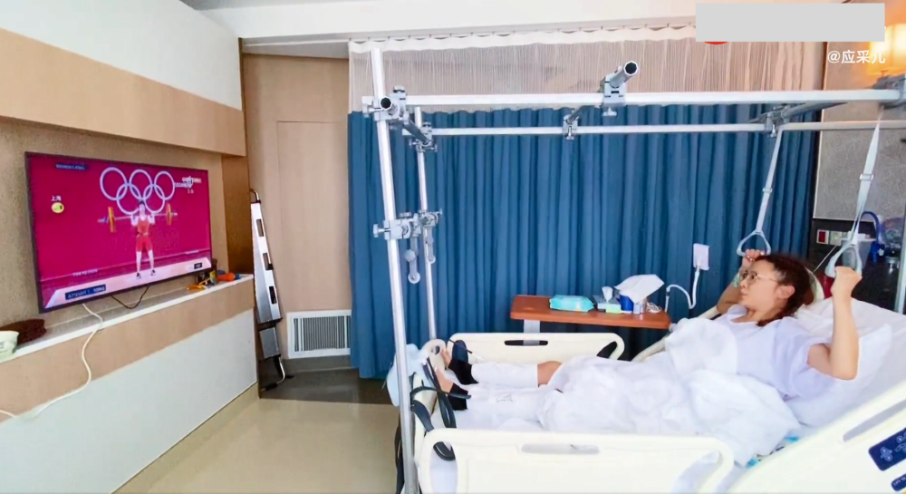 应采儿病房内追奥运 双腿绑绷带自曝在做康复训练 近况惹人担忧 全网搜