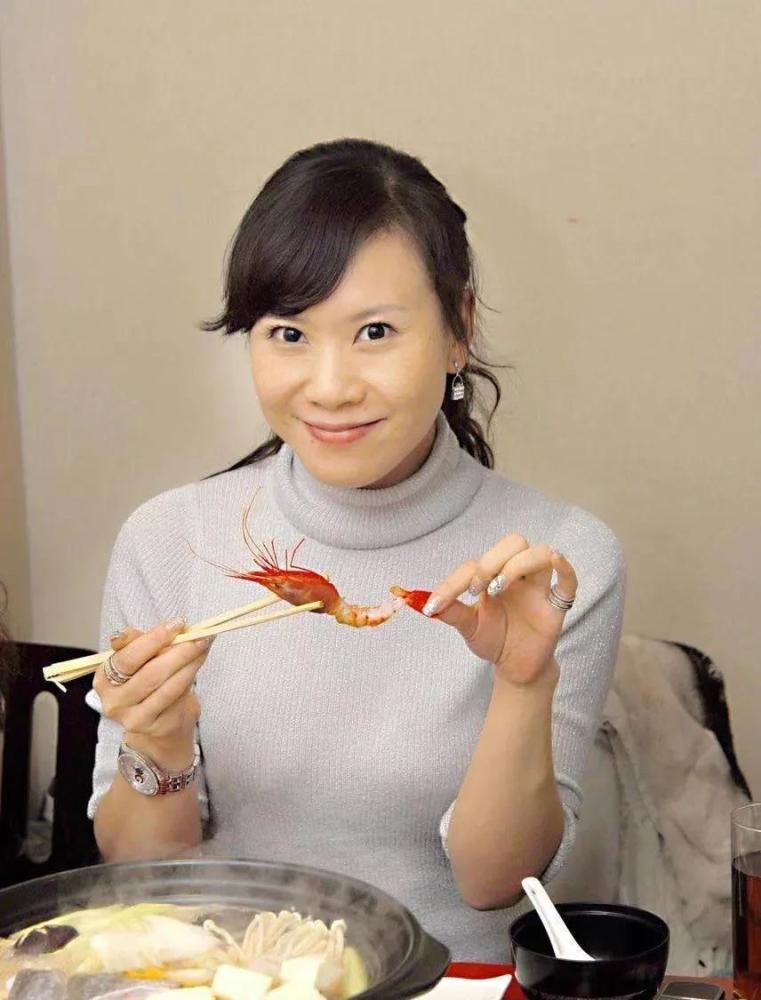 有网友说房海燕是那种比较喜欢结交上流社会的人,你们认同吗?