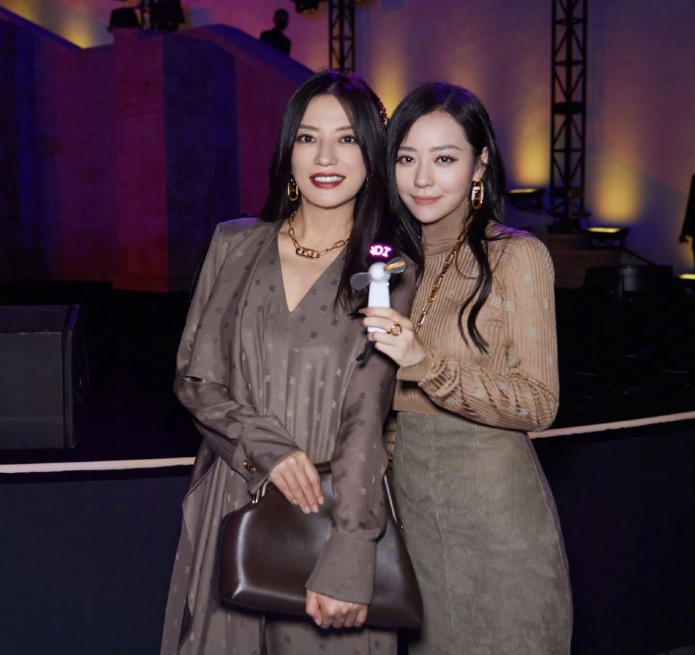 赵薇瘦下来真美穿近2万连衣裙戴5400发夹同框张靓颖像同龄人