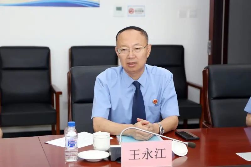 长春城郊地区院分党组书记,检察长王永江向沙坡院一行介绍了几年来