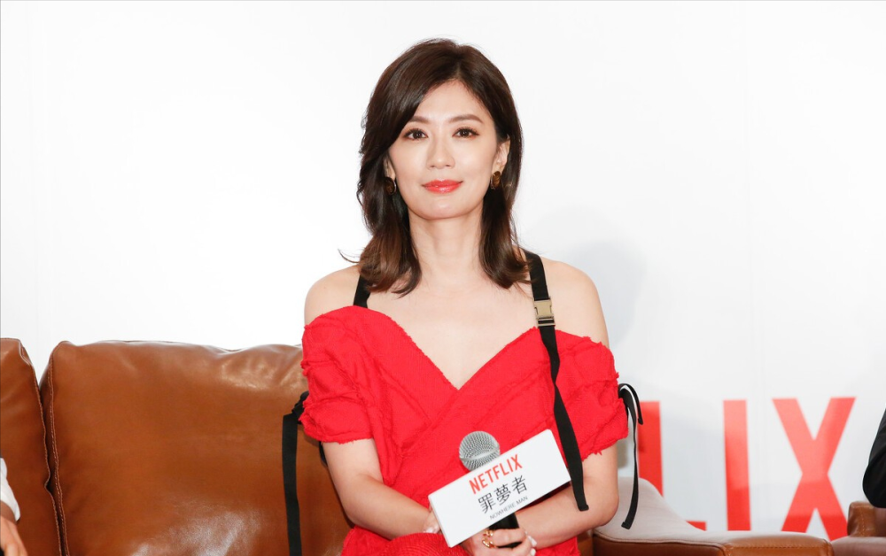 贾静雯真是嫁对了人站修杰楷身边一脸幸福恬静穿搭很有气质