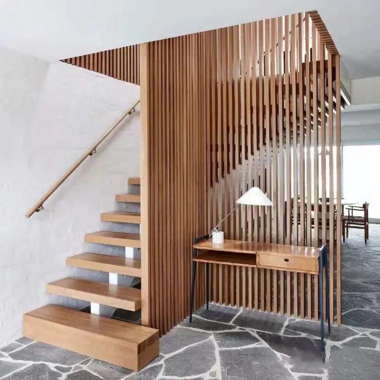 悬空楼梯很流行,但告诉你其实格栅也能收纳!真正的美观实用兼具!