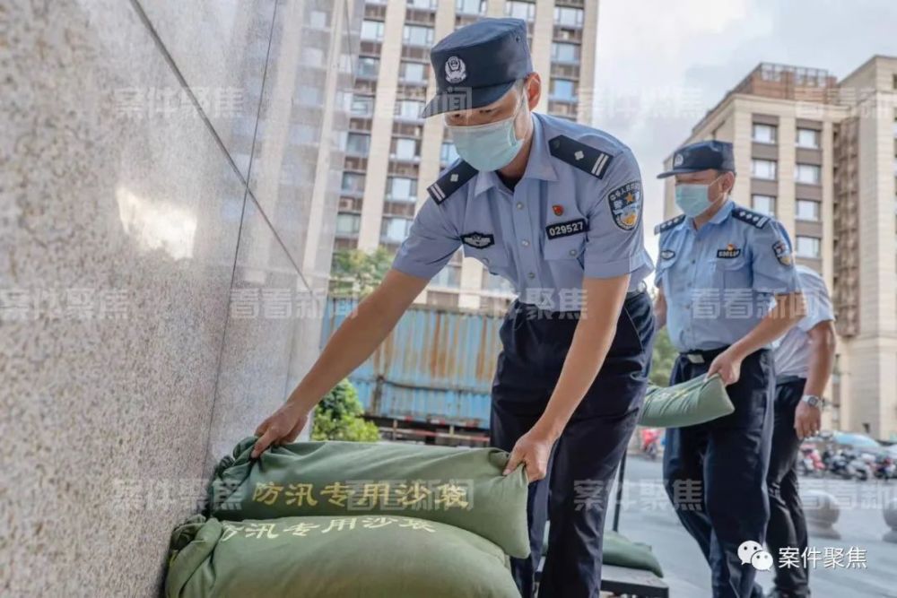 普陀公安分局曹杨新村派出所民警吴军连夜检查辖区工地脚手架与防汛