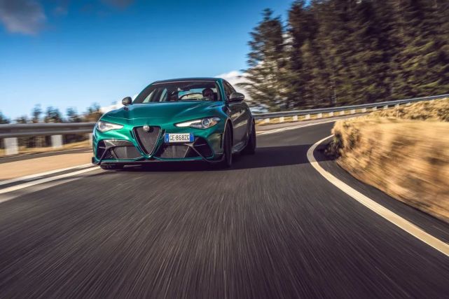 比四叶草更强,高唱怀旧之歌的阿尔法·罗密欧giulia gtam|car reviews