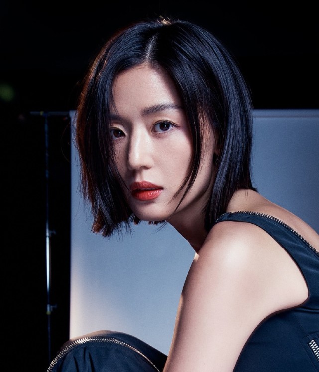 发型:这次全智贤的发型绝对能让大家模仿起来,相信很多人绝对就要带着