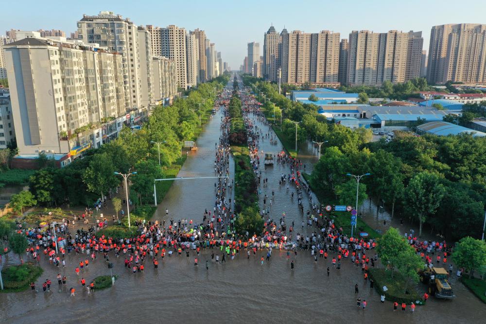 内涝水位不降反升河南新乡全城征志愿者紧急筑坝保市中心
