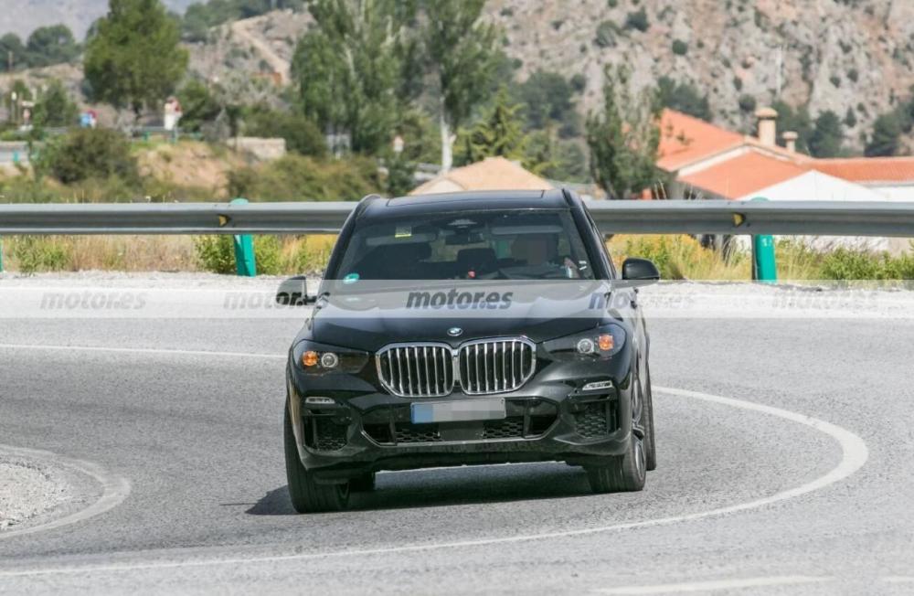 修改主要在大灯和内饰，中期改款宝马X5测试谍照曝光