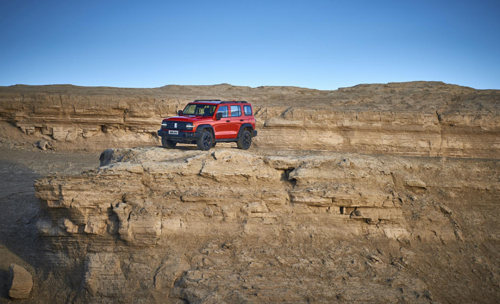 盼星星盼月亮，盼来坦克300停产，焊接机器人再多，也受制于芯片