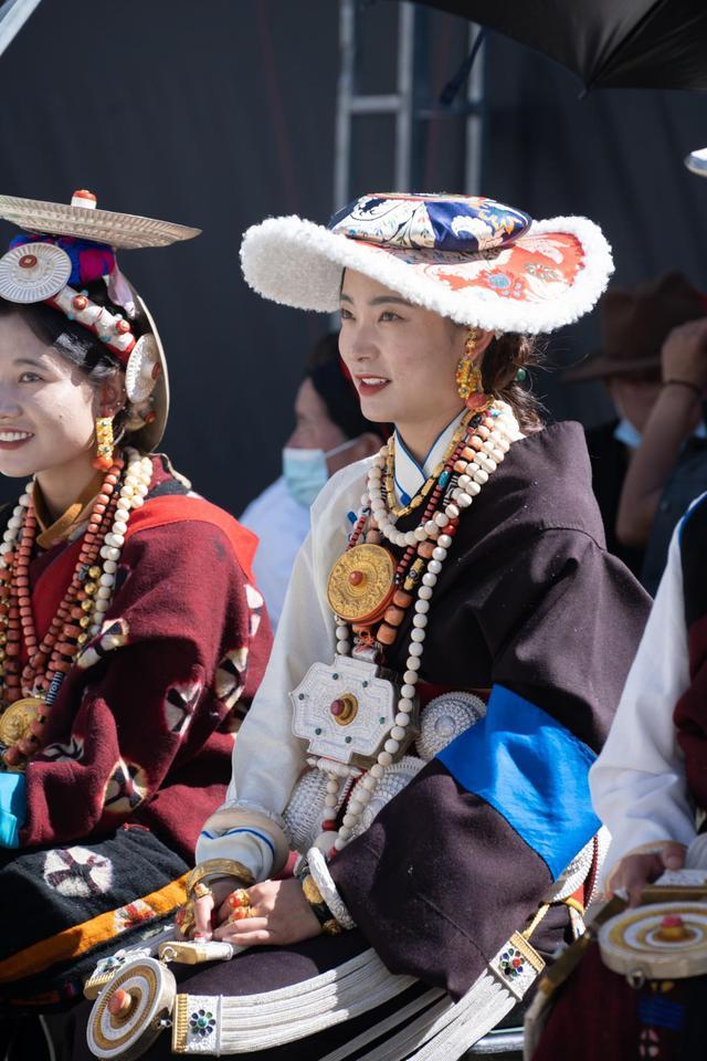 藏族服饰之美一起来扎坝看看吧