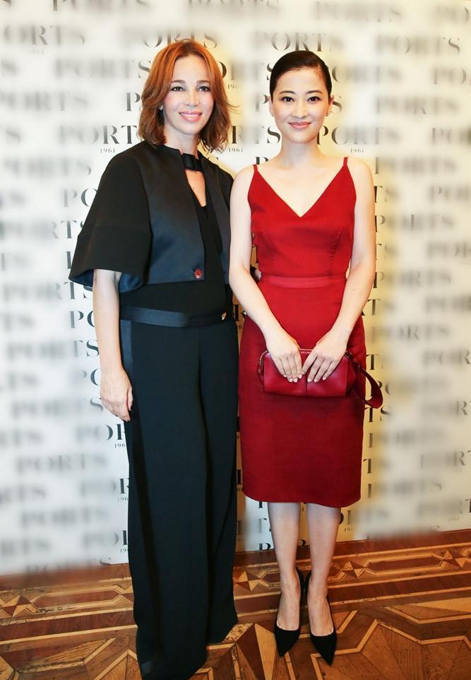 钟镇涛与小娇妻范姜亮相穿一袭红色连衣裙优雅减龄很有贵妇范