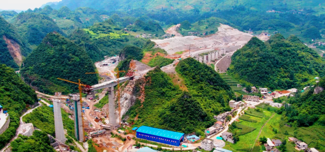 调研组来到镇雄中屯镇青山村,实地调研攀昭毕铁路项目,了解项目的规划