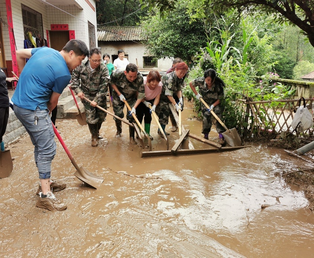 略阳县接官亭镇防汛一线党旗飘扬风雨之中彰显初心