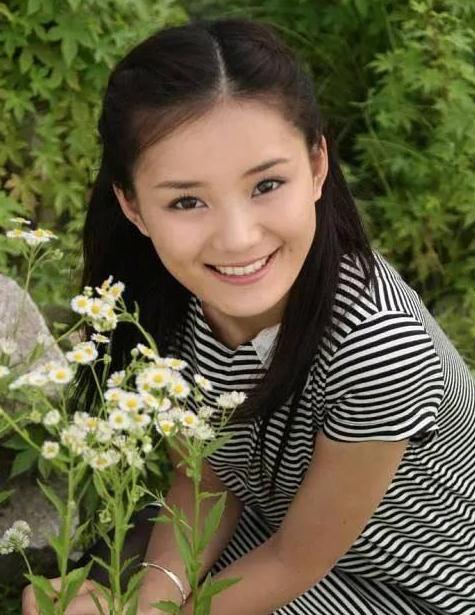 馨子:靠父亲砸钱18岁当女主,如今沦落为柜姐,她经历了什么?