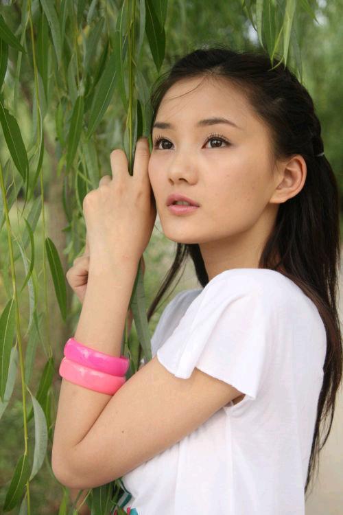 馨子:靠父亲砸钱18岁当女主,如今沦落为柜姐,她经历了什么?