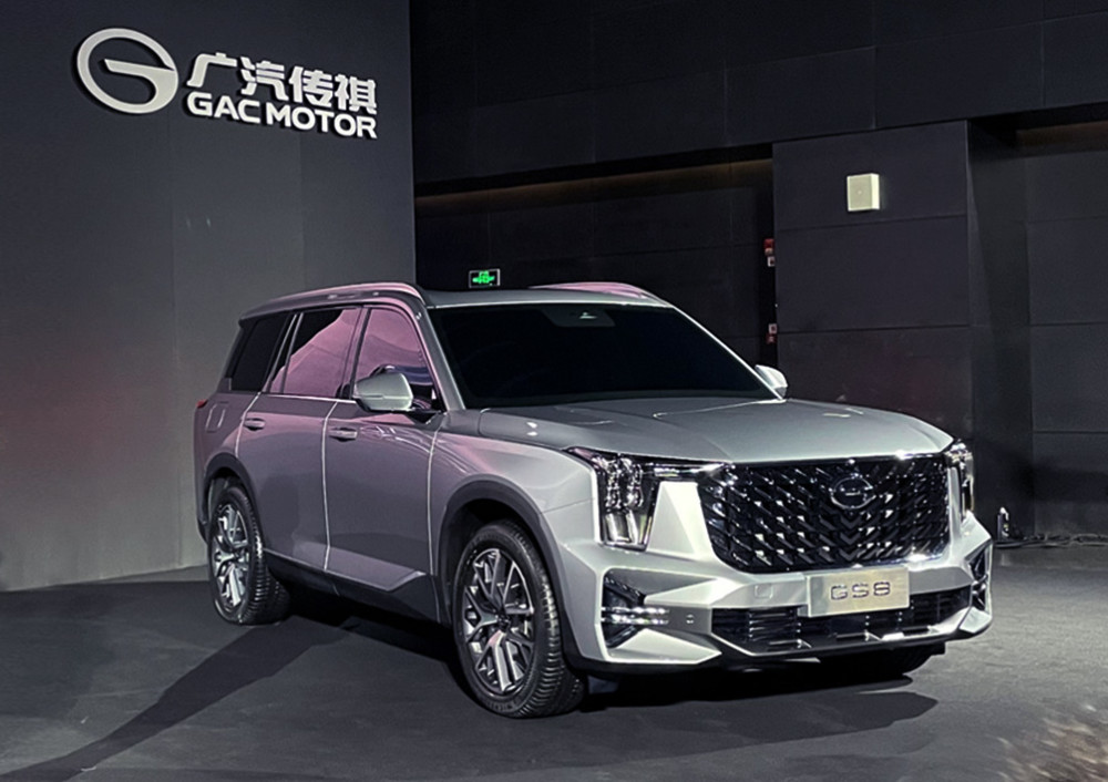 新一代传祺GS8实车亮相，外观霸气，两种前脸，搭载2.0T动力