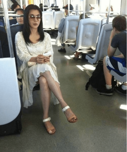 王祖贤座驾曝光！原来女神平时如此低调