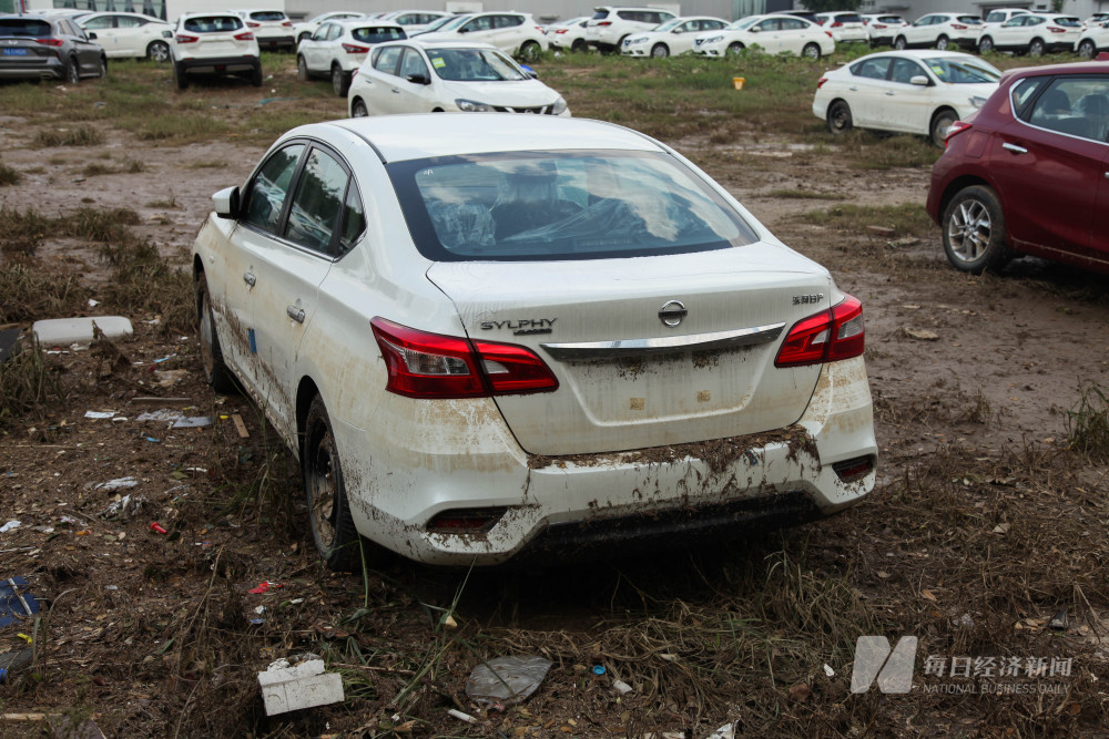 维修工奇缺、高价回收已现 暴雨过后，郑州泡水车去哪儿？