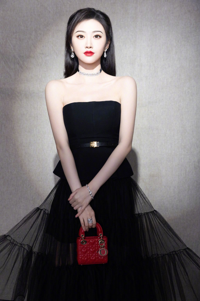 景甜一袭黑色抹胸长裙出席迪奥梦之设计师展览映衬如雪肌肤,优雅迷人