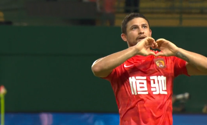 中超比赛上演疯狂1幕:洛国富被恒大主帅卡纳瓦罗拖进场内